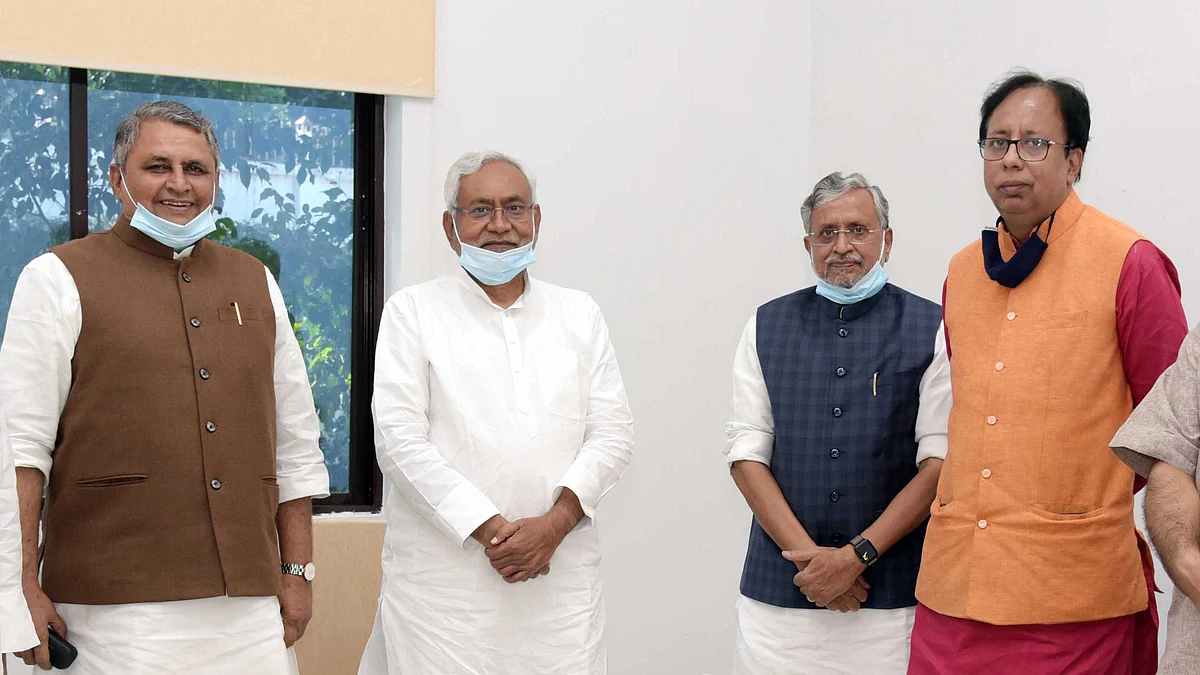 بہار کے وزیر اعلیٰ نتیش کمار، نائب وزیر اعلیٰ سشیل مودی اور بہار بی جے پی کے صدر سنجے جیسوال / تصویر یو این آئی