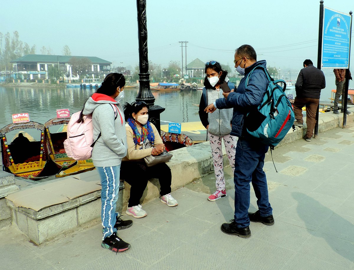 کشمیر میں برف و باراں کا سلسلہ شروع، کئی سڑکیں بند