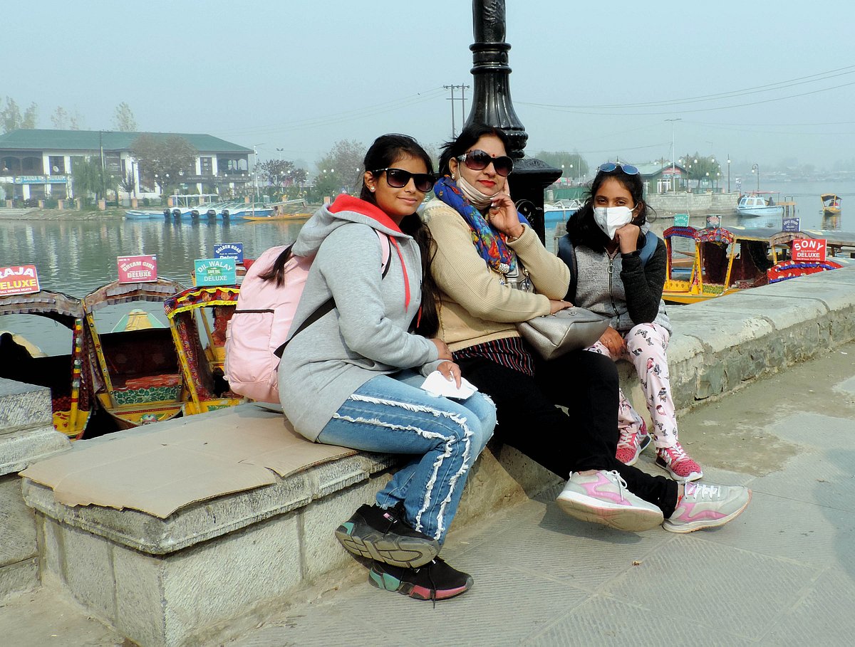 کشمیر میں برف و باراں کا سلسلہ شروع، کئی سڑکیں بند