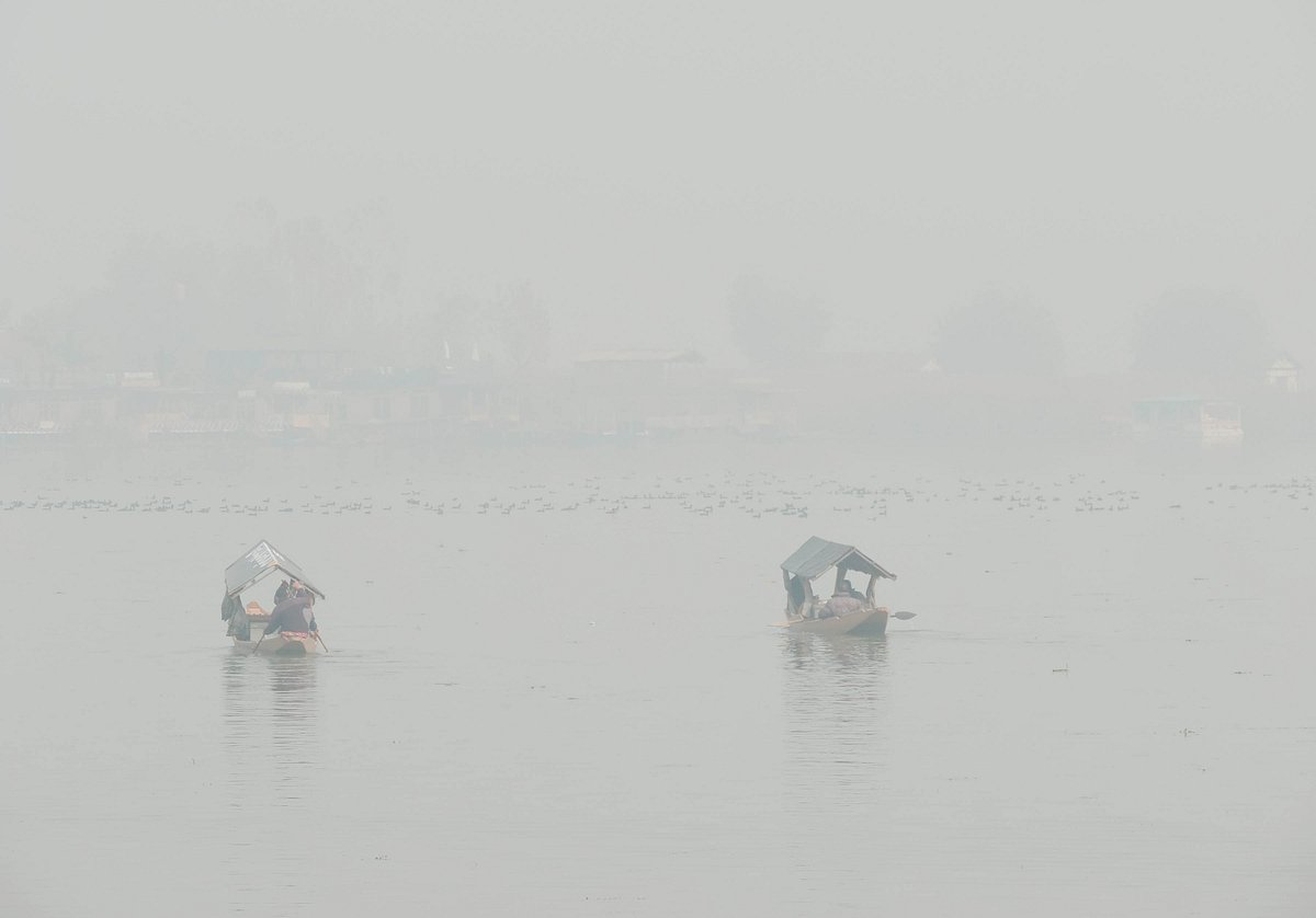 کشمیر میں برف و باراں کا سلسلہ شروع، کئی سڑکیں بند