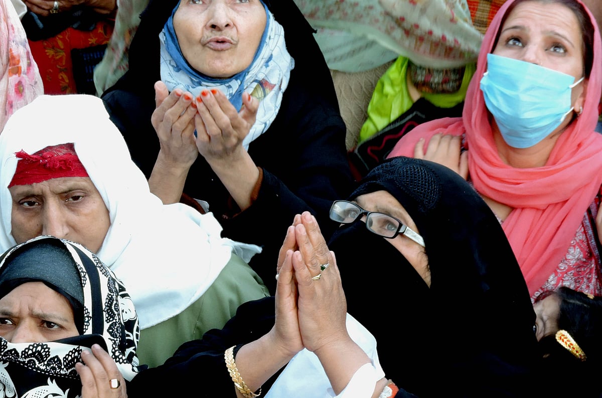 میرواعظ عمر فاروق کی رہائی کے لئے جامع مسجد سری نگر کے باہر احتجاج