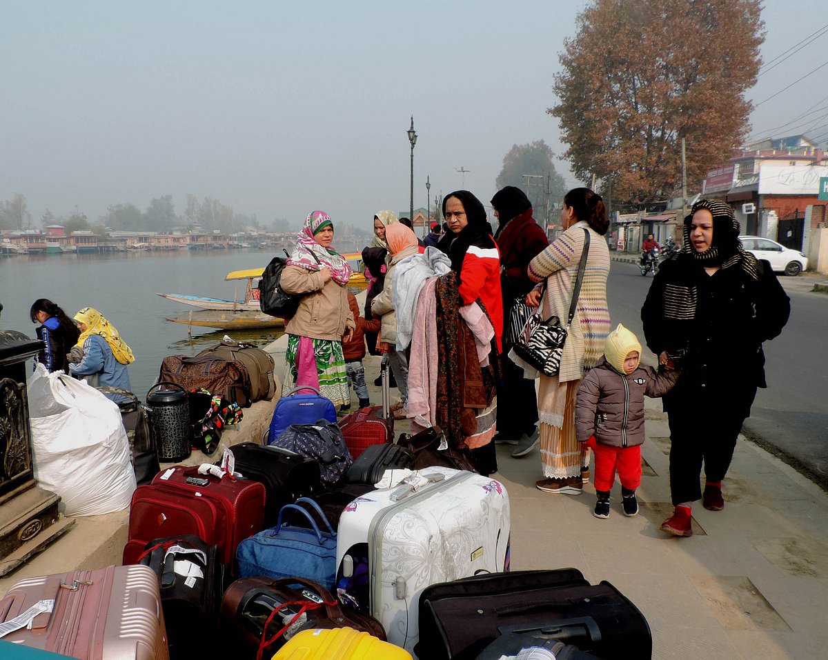 کشمیر میں برف و باراں کا سلسلہ شروع، کئی سڑکیں بند