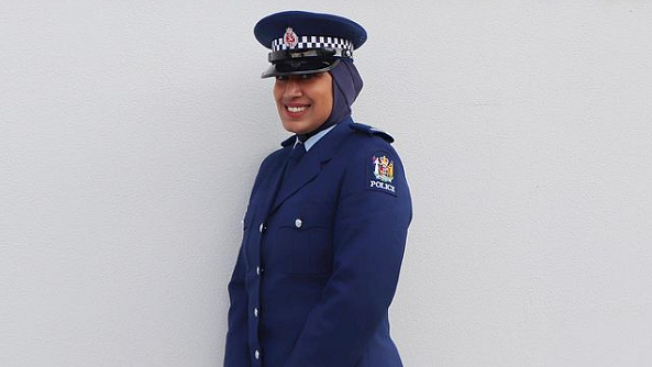 حجاب یونیفارم زیب تن کیے ہوئے نیوزی لینڈ پولس میں کانسٹیبل زینا علی