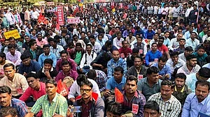 سرکاری ملازمین ’این پی ایس‘ کے خلاف، پرانی پنشن بحالی کے لیے ملازمین کی تنظیمیں میدان میں