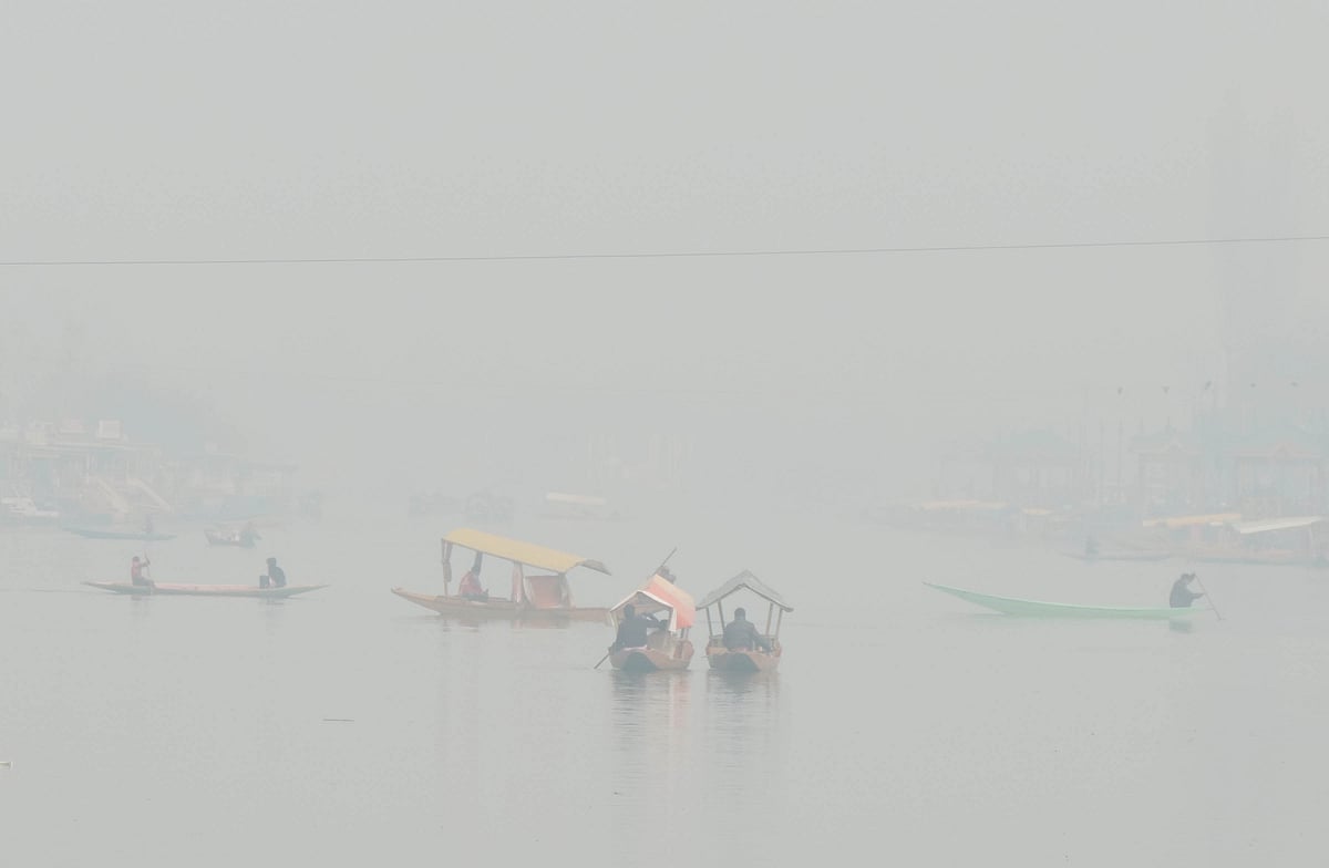 کشمیر میں برف و باراں کا سلسلہ شروع، کئی سڑکیں بند