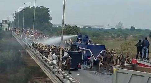 کسانوں کو دہلی آنے سے روکنے کے لئے پولیس نے کی پانی کی بوچھار 