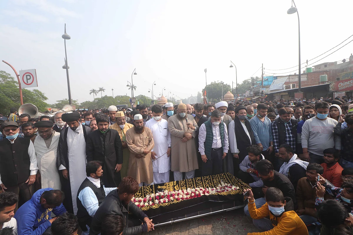 مولانا کلب صادق کی ’غفرانماب‘ میں تدفین، آیت اللہ مہدی مہدوی نے پڑھائی نمازِ جنازہ