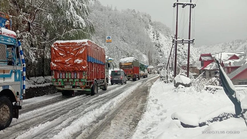 <div class="paragraphs"><p>کشمیر میں برفباری (فائل)/ تصویر یو این آئی</p></div>