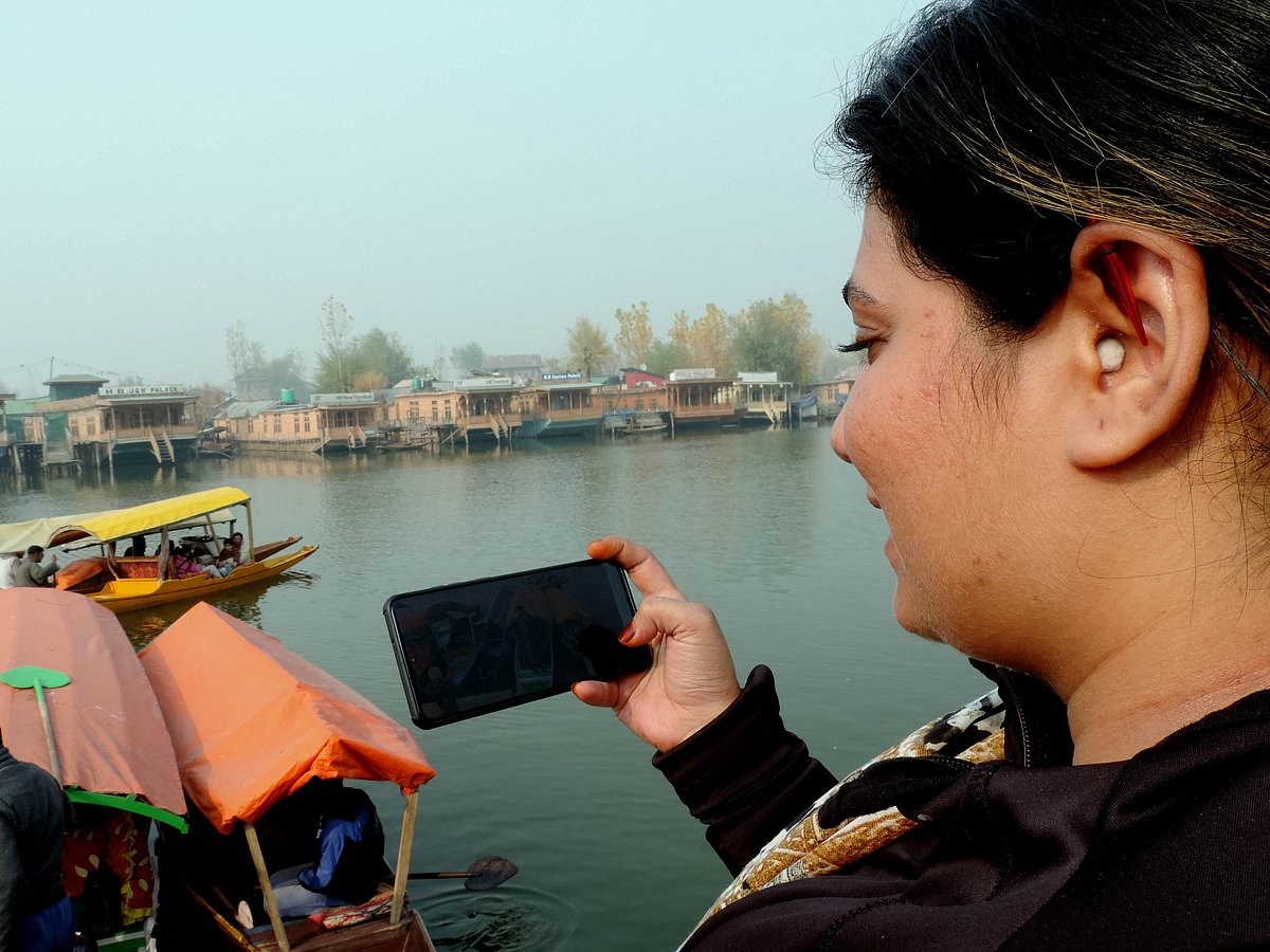 کشمیر میں برف و باراں کا سلسلہ شروع، کئی سڑکیں بند