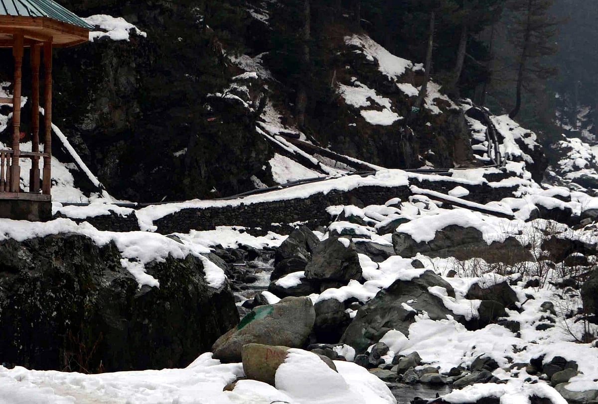 کشمیر: برف و باراں کا سلسلہ جاری، مغل روڈ، سری نگر- لیہہ شاہراہ بند