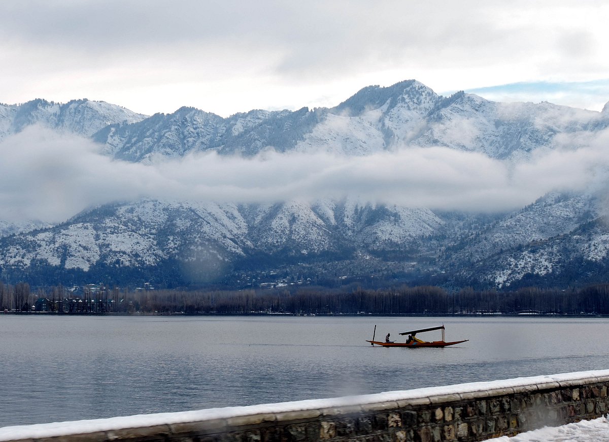 سری نگر میں رواں موسم سرما کی پہلی برف باری