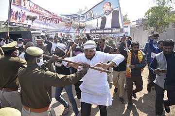 کانگریس کی ’گائے بچاؤ، کسان بچاؤ یاترا‘ پر یوگی حکومت کی قدغن، اجے للو سمیت سینکڑوں کارکنان گرفتار