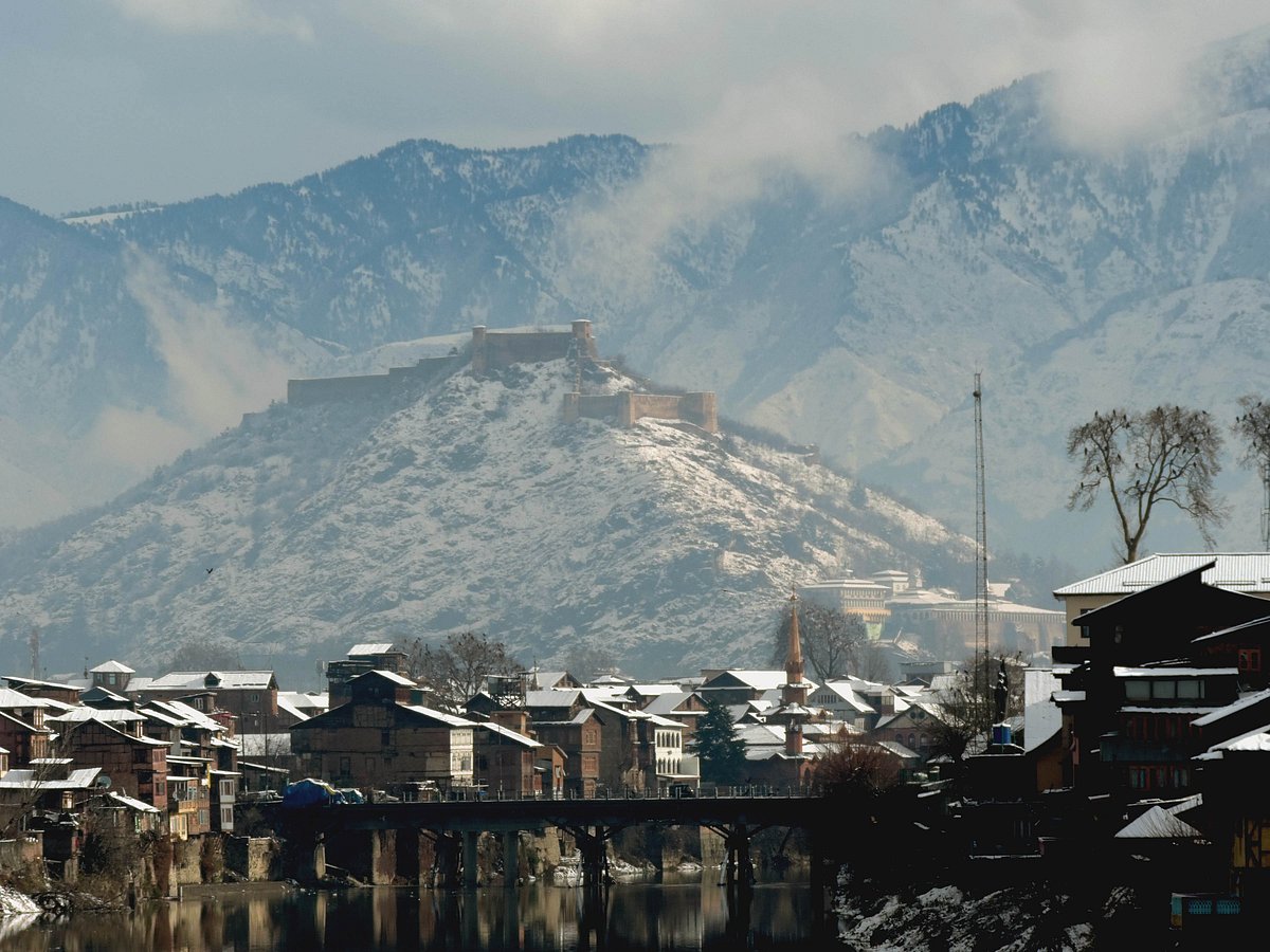 سری نگر میں رواں موسم سرما کی پہلی برف باری