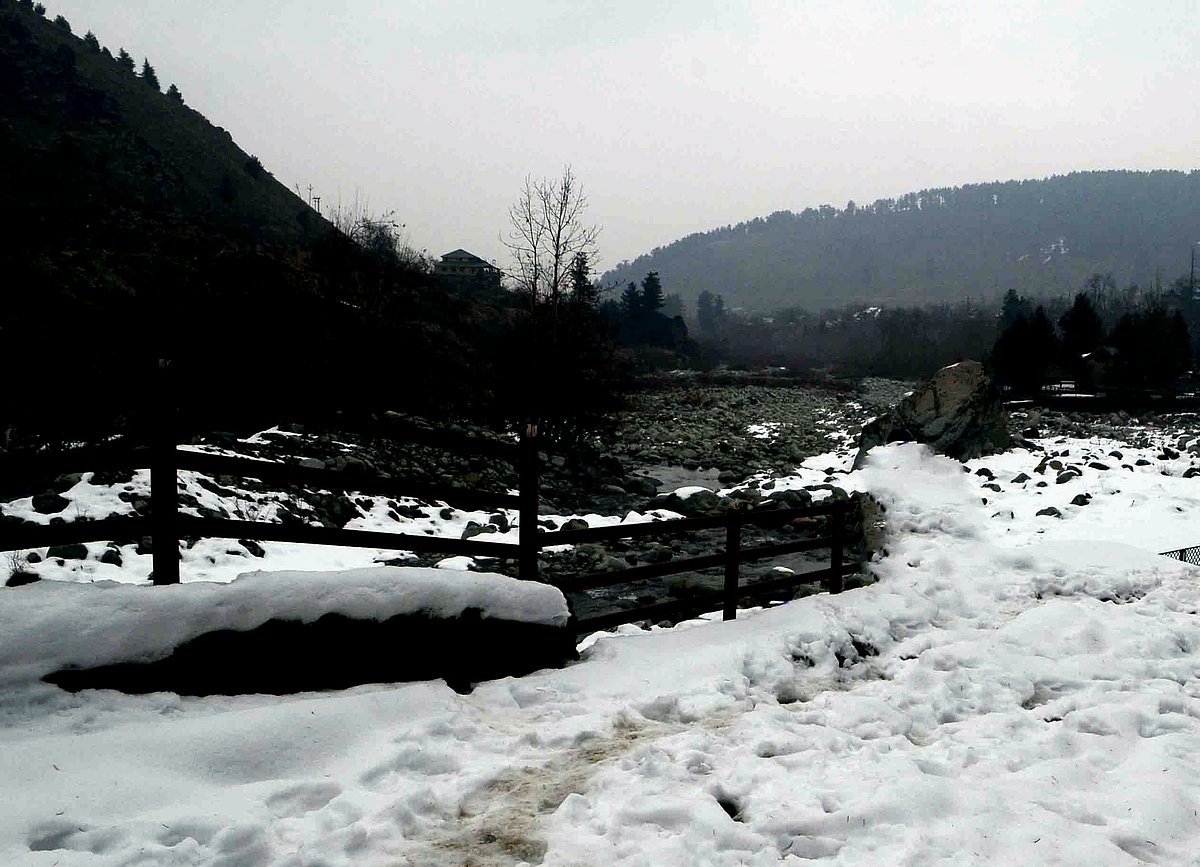 کشمیر: برف و باراں کا سلسلہ جاری، مغل روڈ، سری نگر- لیہہ شاہراہ بند