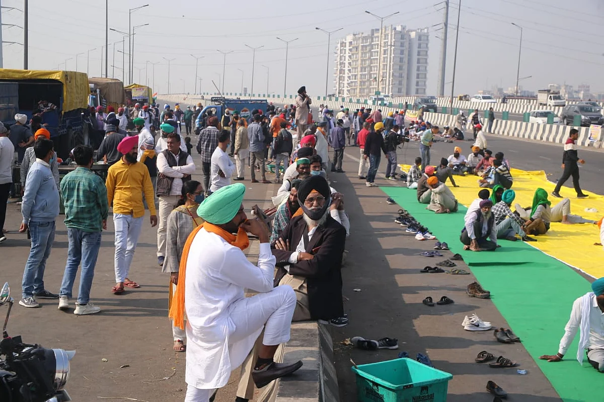 دہلی کی سرحدیں ’بند‘ ہونی شروع، کسانوں نے دہلی-کوشامبی روڈ کو کیا بلاک