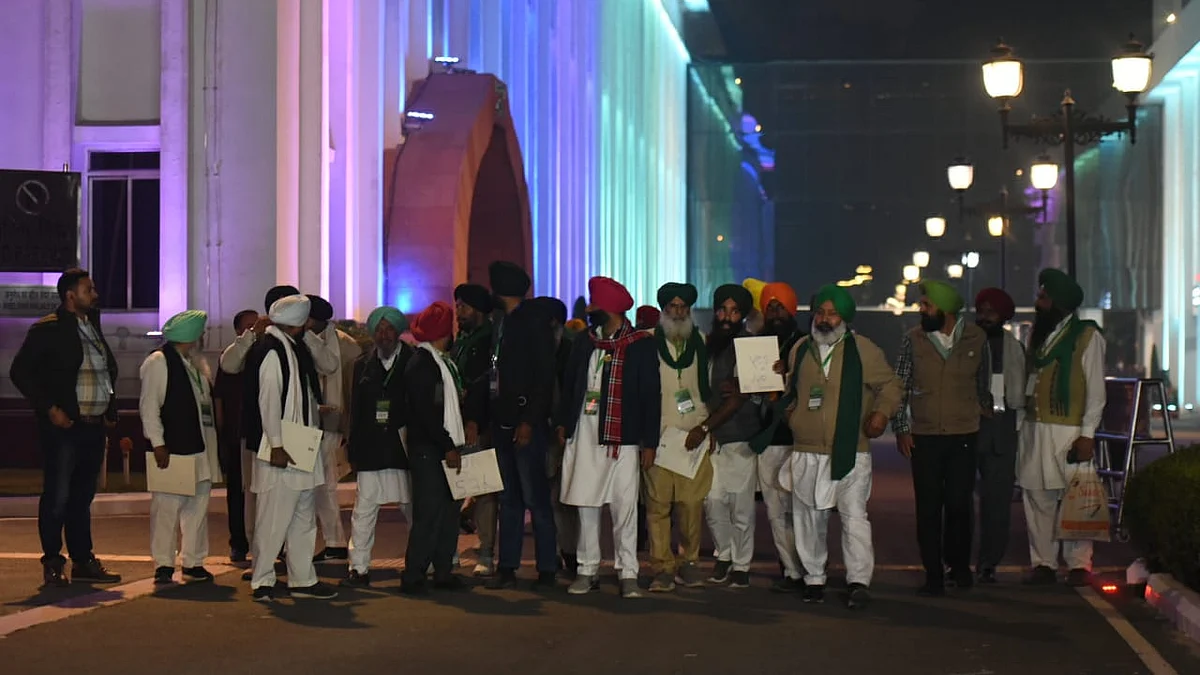 وگیان بھون کے باہر کسان لیڈران