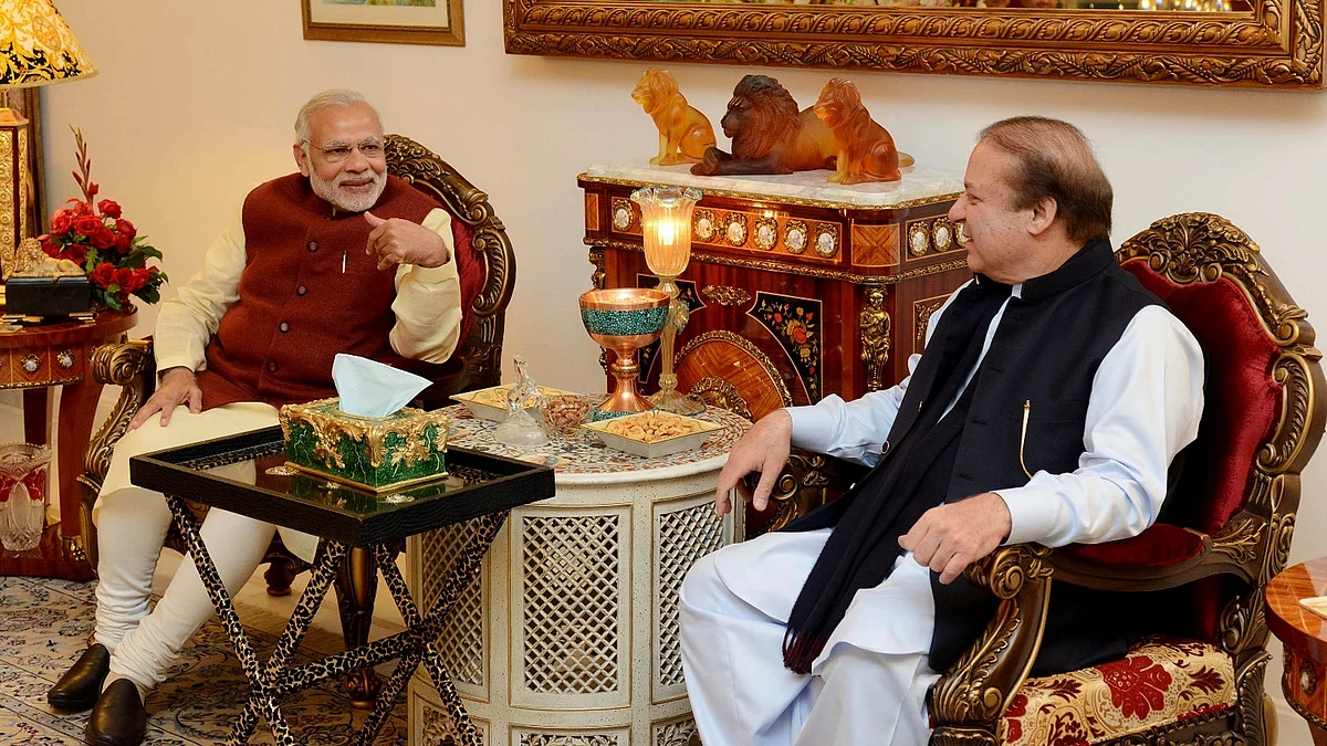 پاکستان کے لاہور میں نواز شریف سے ملاقات کرتے وزیر اعظم نریندر مودی کی (فائل تصویر) / Getty Images