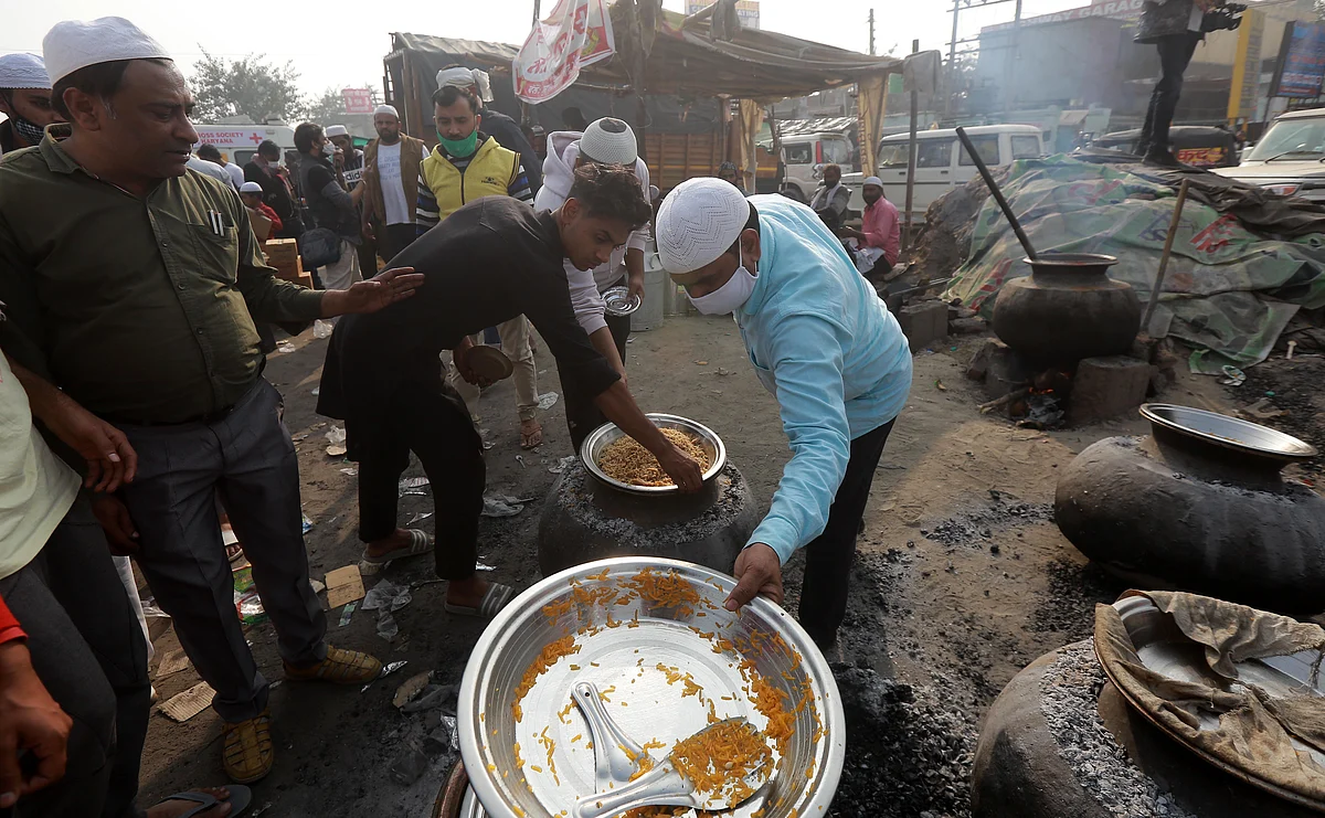 Muslims cooked food for Kisan who sit on dharna against Agriculture bill at Singhu Border / Getty Images
