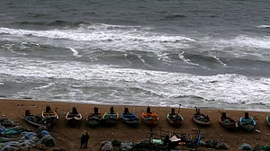 سمندری طوفان ’دتوا‘ کی دہشت، تمل ناڈو اور پڈوچیری کے لیے اورنج الرٹ، کئی اضلاع میں اسکول اور کالج بند