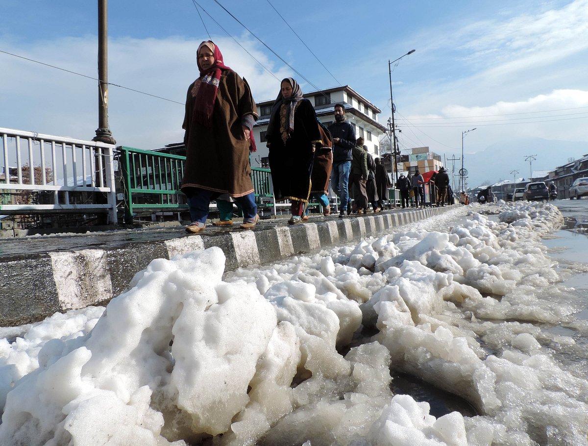 سری نگر میں رواں موسم سرما کی پہلی برف باری