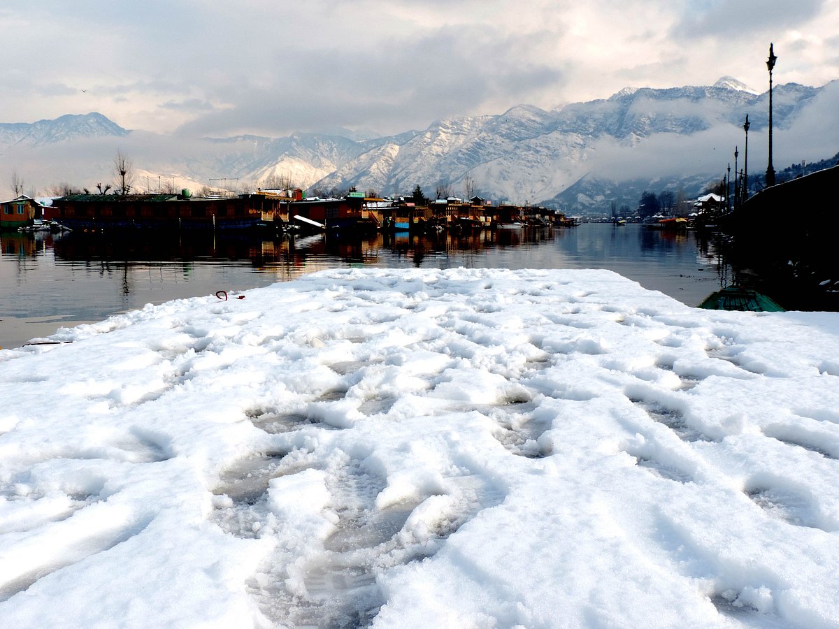 سری نگر میں رواں موسم سرما کی پہلی برف باری