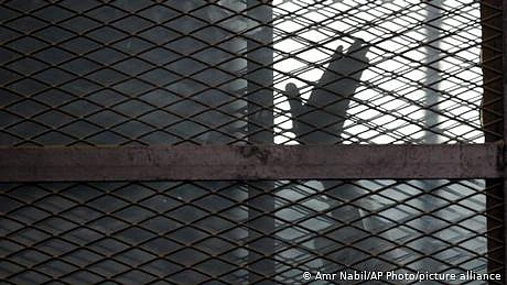 مصر کی بدنام زمانہ ’بچھو جيل‘ جہاں قيديوں کو پنکھے اور بجلی تک ميسر نہيں