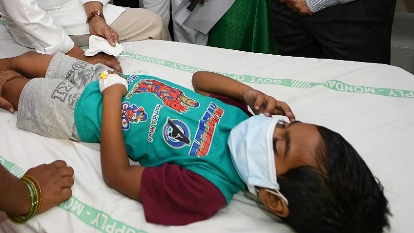 پراسرار بیماری میں مبتلا بچہ، تصویر آئی اے این ایس