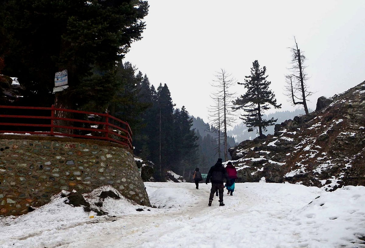 کشمیر: برف و باراں کا سلسلہ جاری، مغل روڈ، سری نگر- لیہہ شاہراہ بند