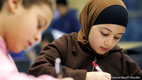 آسٹرین پرائمری اسکولوں میں ہیڈ اسکارف پر پابندی غلط، آئینی عدالت