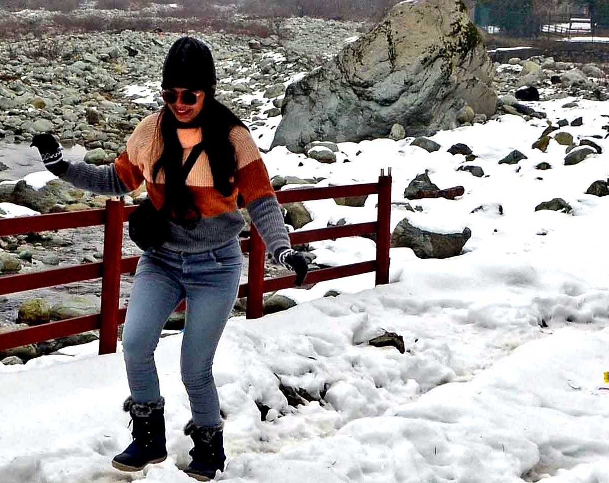 کشمیر: برف و باراں کا سلسلہ جاری، مغل روڈ، سری نگر- لیہہ شاہراہ بند