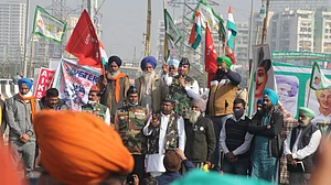 کسانوں کو سڑکوں سے ہٹانے کی عرضی پر سپریم کورٹ نے مرکز اور ریاستی حکومتوں سے کل تک مانگا جواب