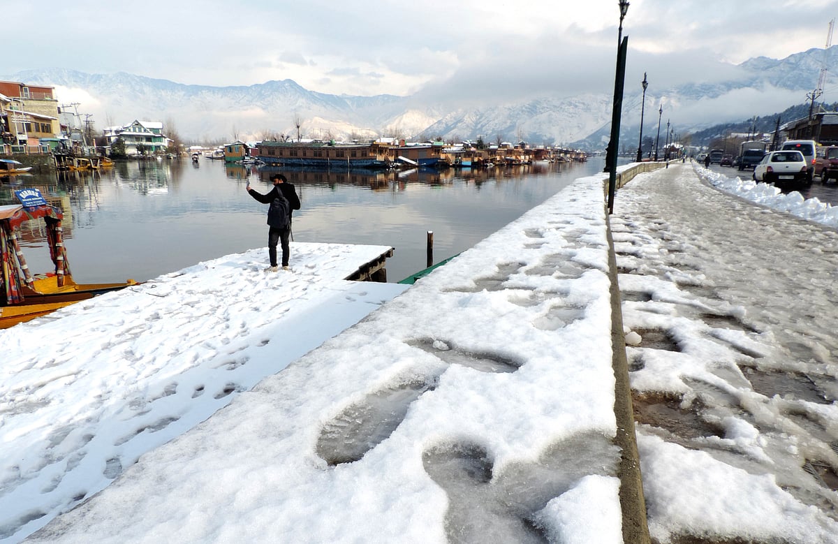 سری نگر میں رواں موسم سرما کی پہلی برف باری