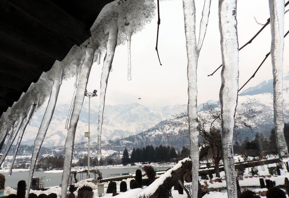 کشمیر میں ریکارڈ ساز سردیاں / تصویر یو این آئی 