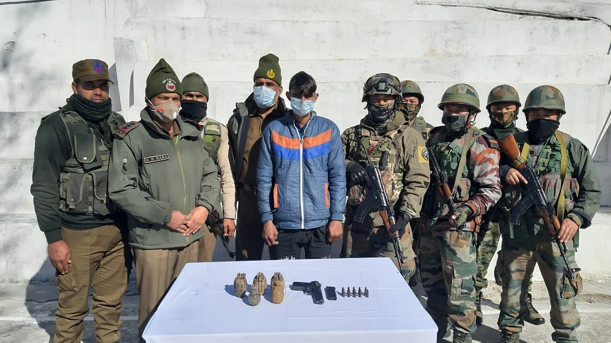 یکم جنوری کو جموں و کشمیر کے ضلع ریاسی سے ایک شخص اسلحہ اور گولہ بارود کے ساتھ گرفتار کیا گیا / تصویر یو این آئی
