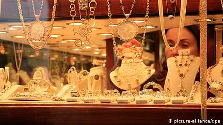 جیولری شاپ میں ڈاکا ڈلنے کے الزام میں پولیس اہلکار  گرفتار