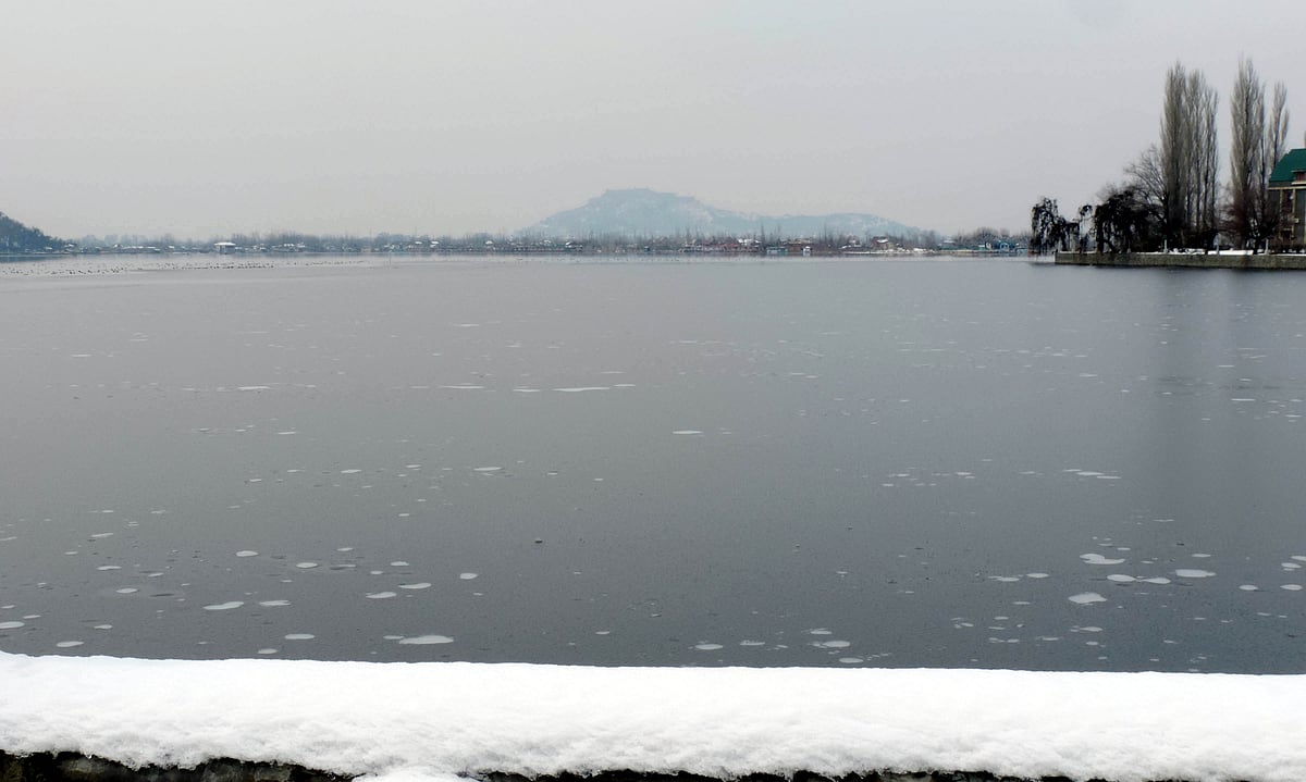 کشمیر میں ریکارڈ ساز سردیاں / تصویر یو این آئی 