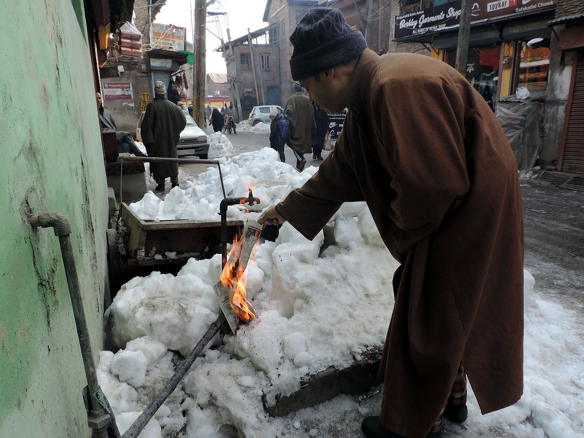 سری نگر میں درجہ حرارت ’منفی 7.7’ ڈگری سینٹی گریڈ ریکارڈ، لوگوں کو ٹھنڈ سے کوئی راحت نہیں