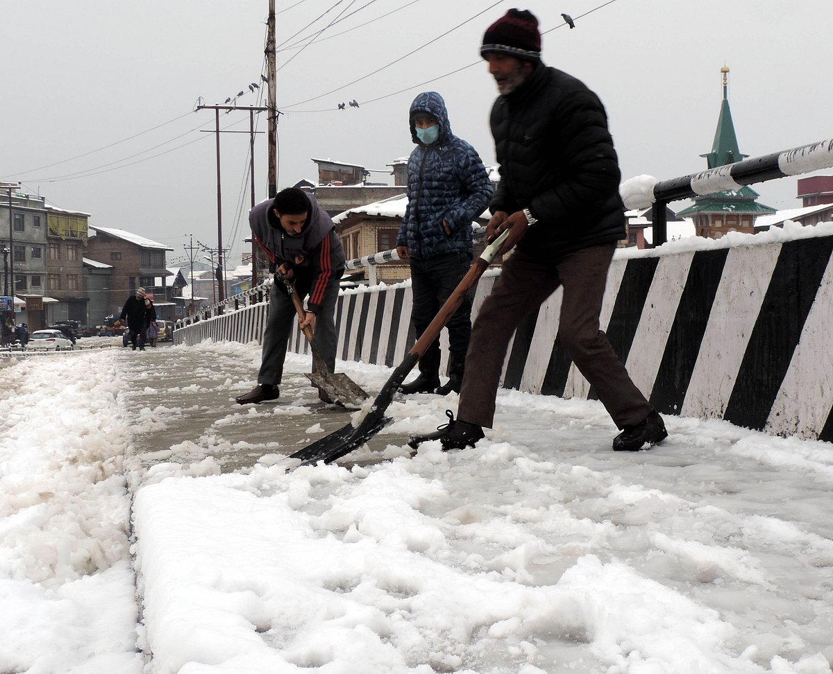 کشمیر میں برف باری کا تیسرا دن، معمول کی زندگی مفلوج