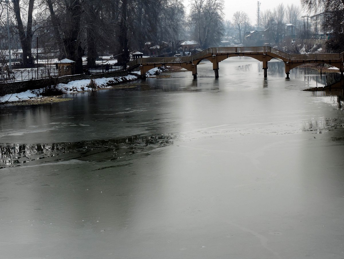 کشمیر میں ریکارڈ ساز سردیاں / تصویر یو این آئی 