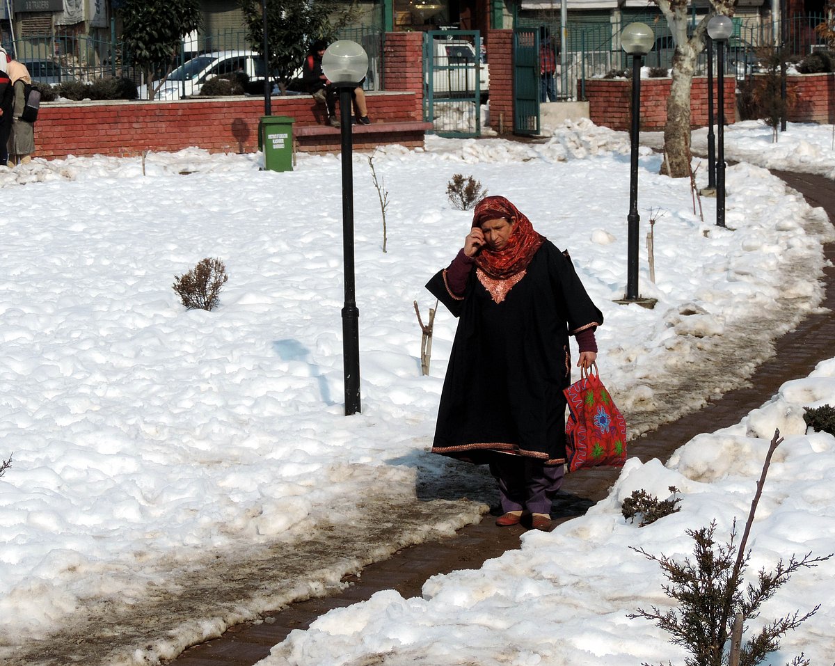 کشمیر میں تازہ برف باری، فضائی و زمینی ٹرانسپورٹ متاثر