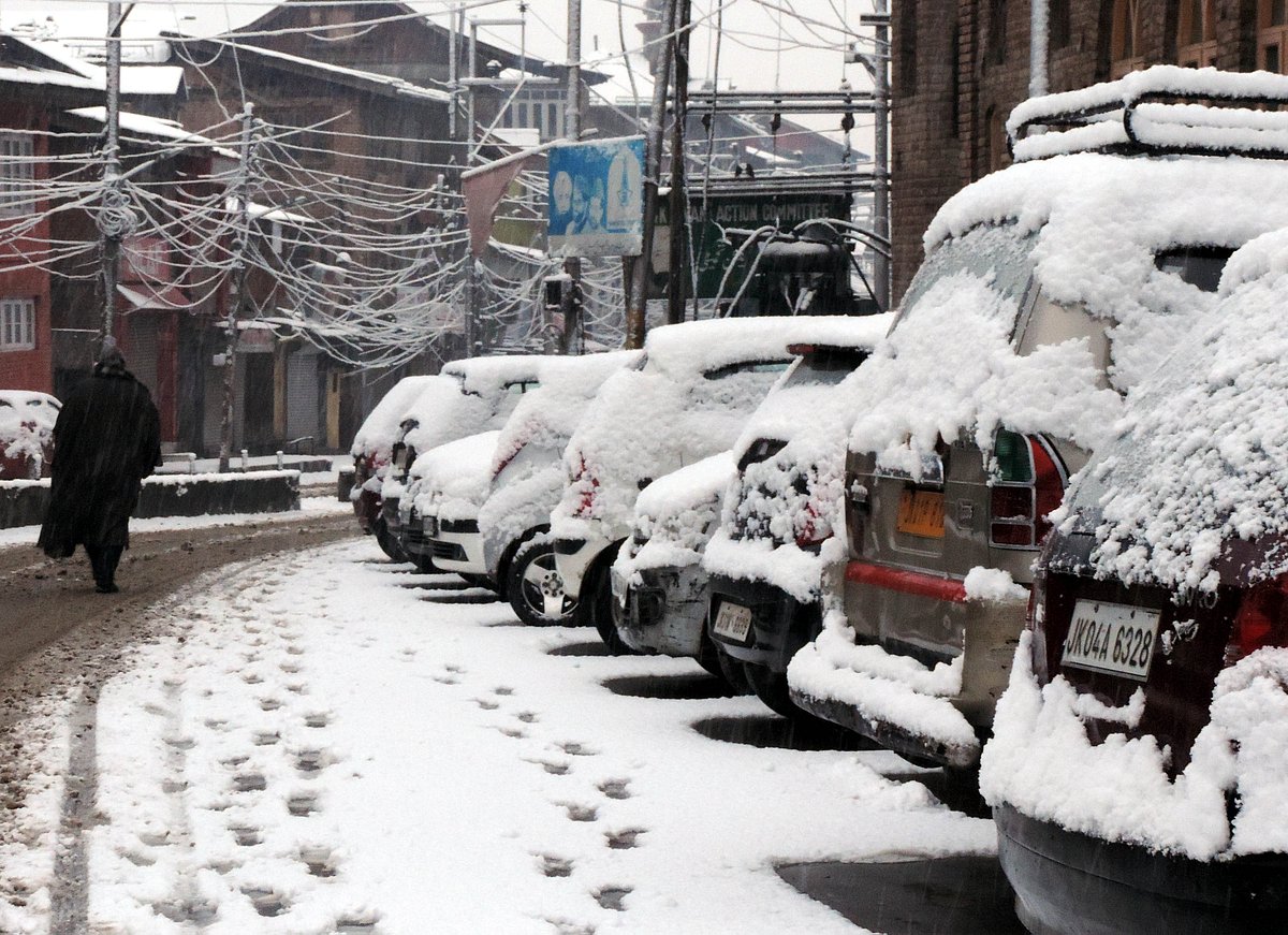 کشمیر میں برف باری کا سلسلہ جاری، معمولات زندگی در برہم