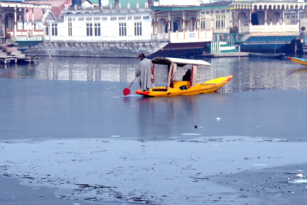 سری نگر میں درجہ حرارت ’منفی 7.7’ ڈگری سینٹی گریڈ ریکارڈ، لوگوں کو ٹھنڈ سے کوئی راحت نہیں