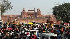 کسان تحریک: لال قلعہ پر تشدد کے بعد سو سے زائد کسان لاپتہ، اہل خانہ پریشان