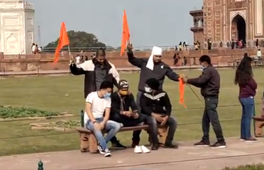 تاج محل احاطہ میں ہندوتوا تنظیم نے لہرایا ’بھگوا پرچم‘، 4 افراد گرفتار، دیکھیں ویڈیو