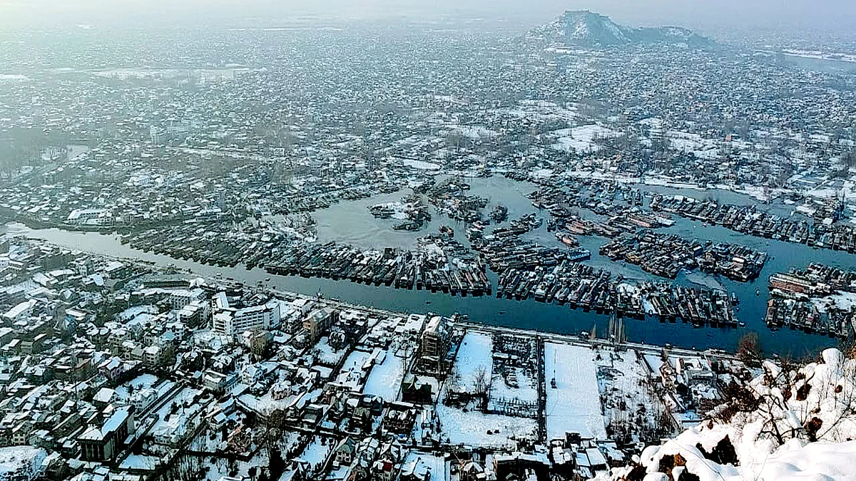 سردیوں کے دوران ڈل جھیل کا نظارہ / تصویر یو این آئی