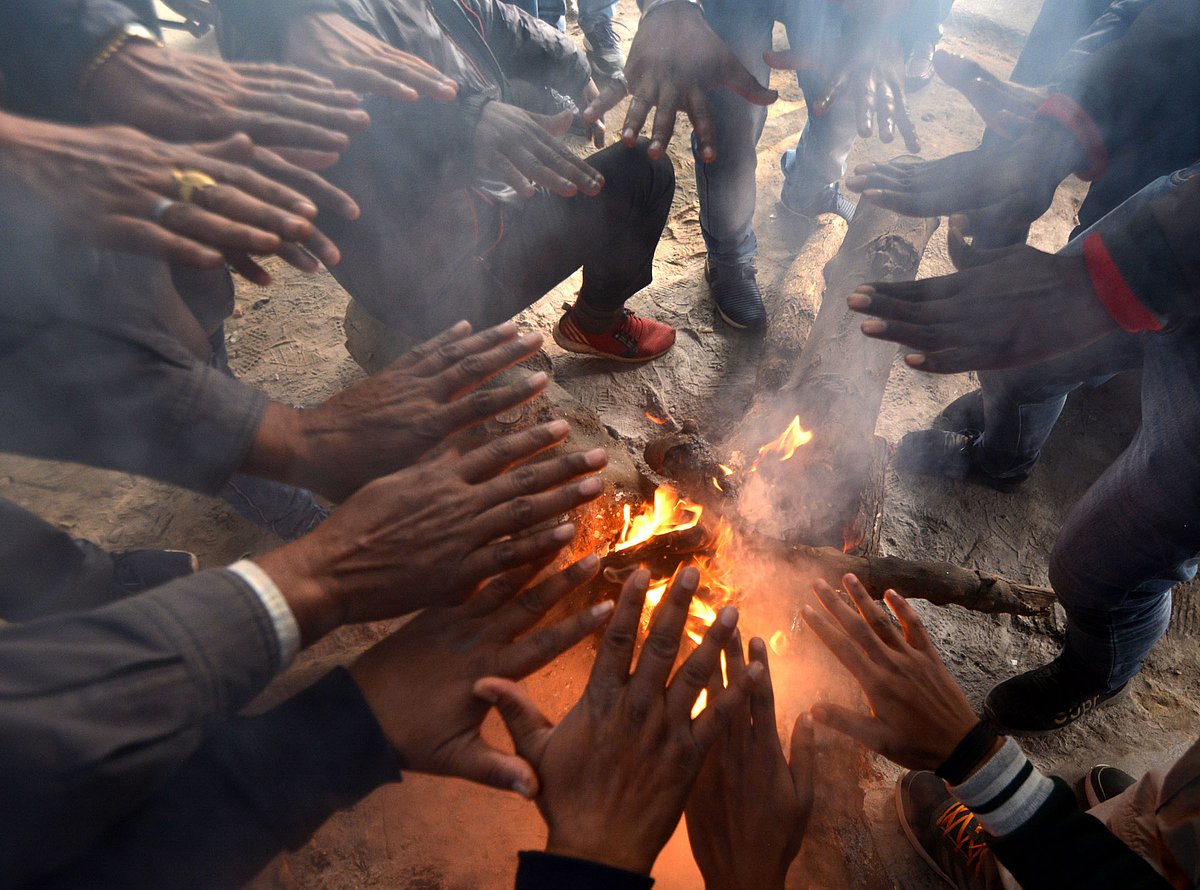 دہلی میں کڑاکے کی سردی، درجہ حرارت 2 ڈگری تک گرا