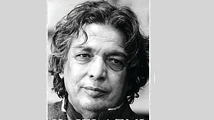 محبانِ ادب نے کیفی اعظمی کی قبر سے ہٹائے گئے کتبہ کو دوبارہ لگانے کا کیا مطالبہ