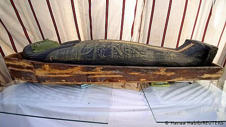 مصر: فراعین دور کے قریب دو درجن تابوتوں کی دریافت