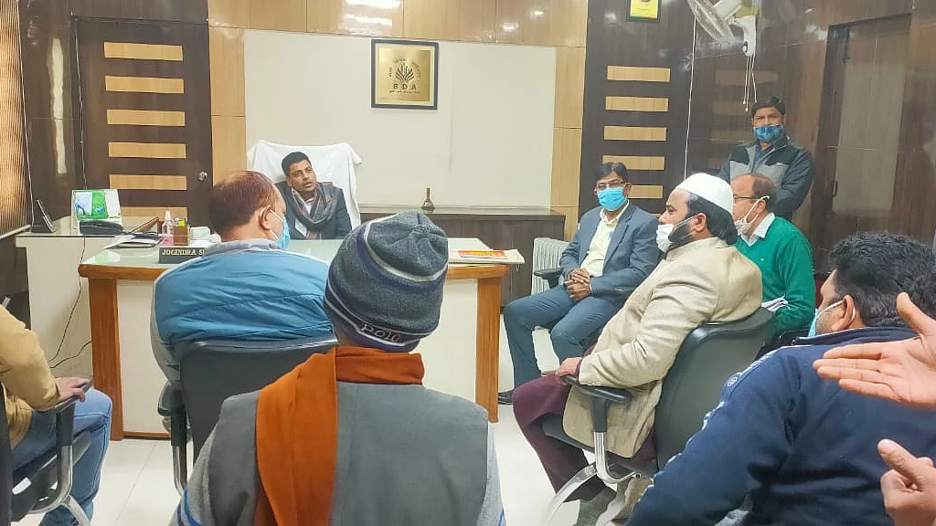 گاؤں والوں کے ساتھ بریلی ڈیولپمنٹ اتھارٹی کے وی سی سے ملاقات کرنے پہنچے رضا ایکشن کمیٹی کے لوگ