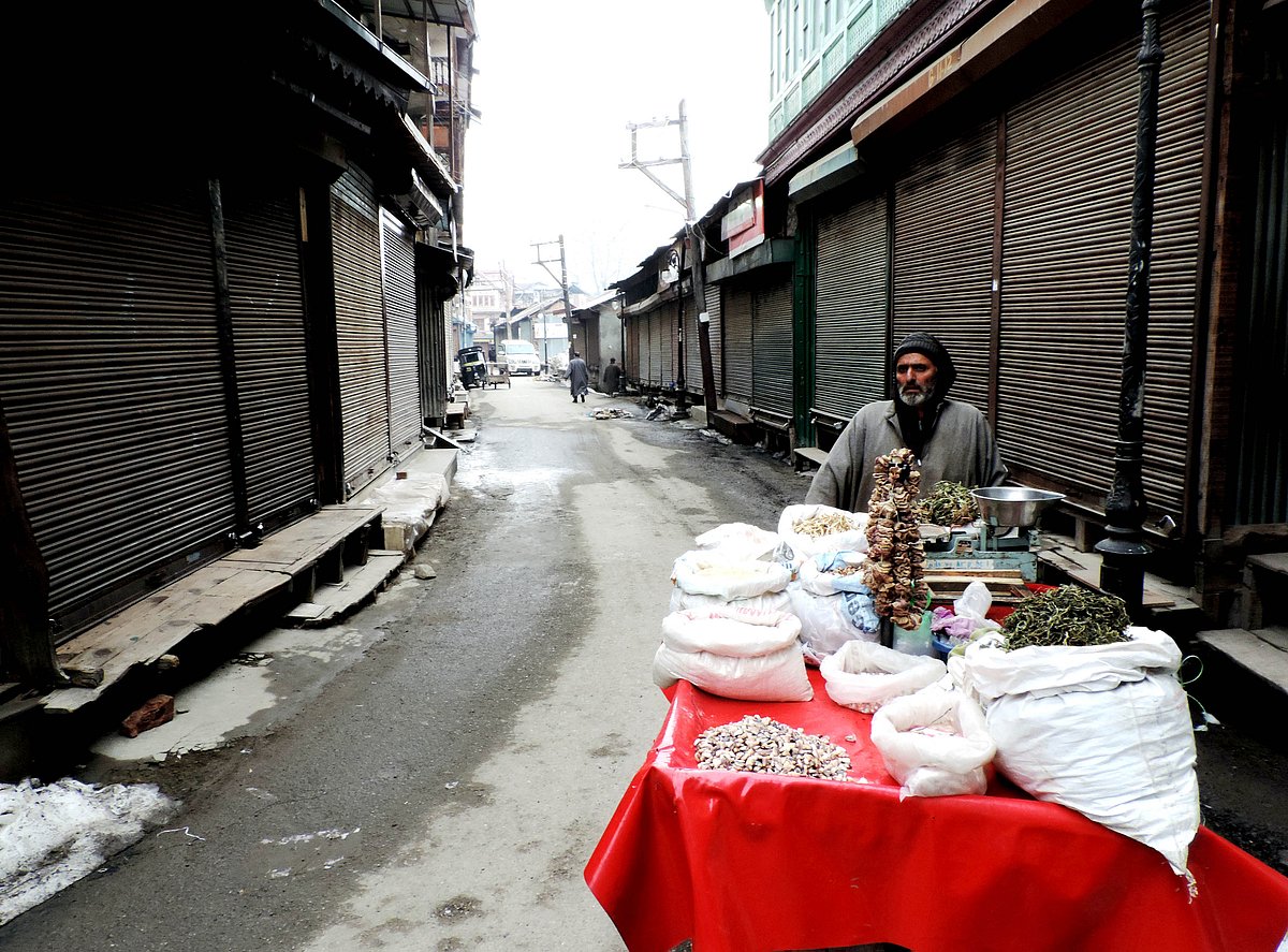کشمیر: افضل گورو کی آٹھویں برسی پر کہیں مکمل تو کہیں جزوی ہڑتال
